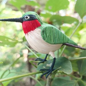 Colibrí garganta roja artesanal tejido a mano con fibra vegetal amazónica