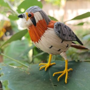 Cernícalo americano artesanal tejido a mano con fibra vegetal amazónica