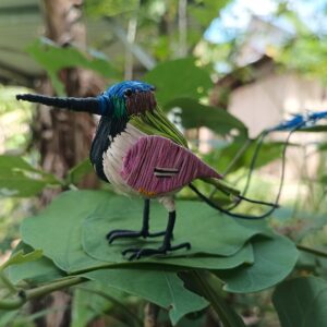 Colibrí artesanal tejido a mano con fibra vegetal amazónica