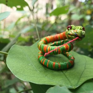 Serpiente del Amazonas artesanal elaborada a mano con fibra vegetal