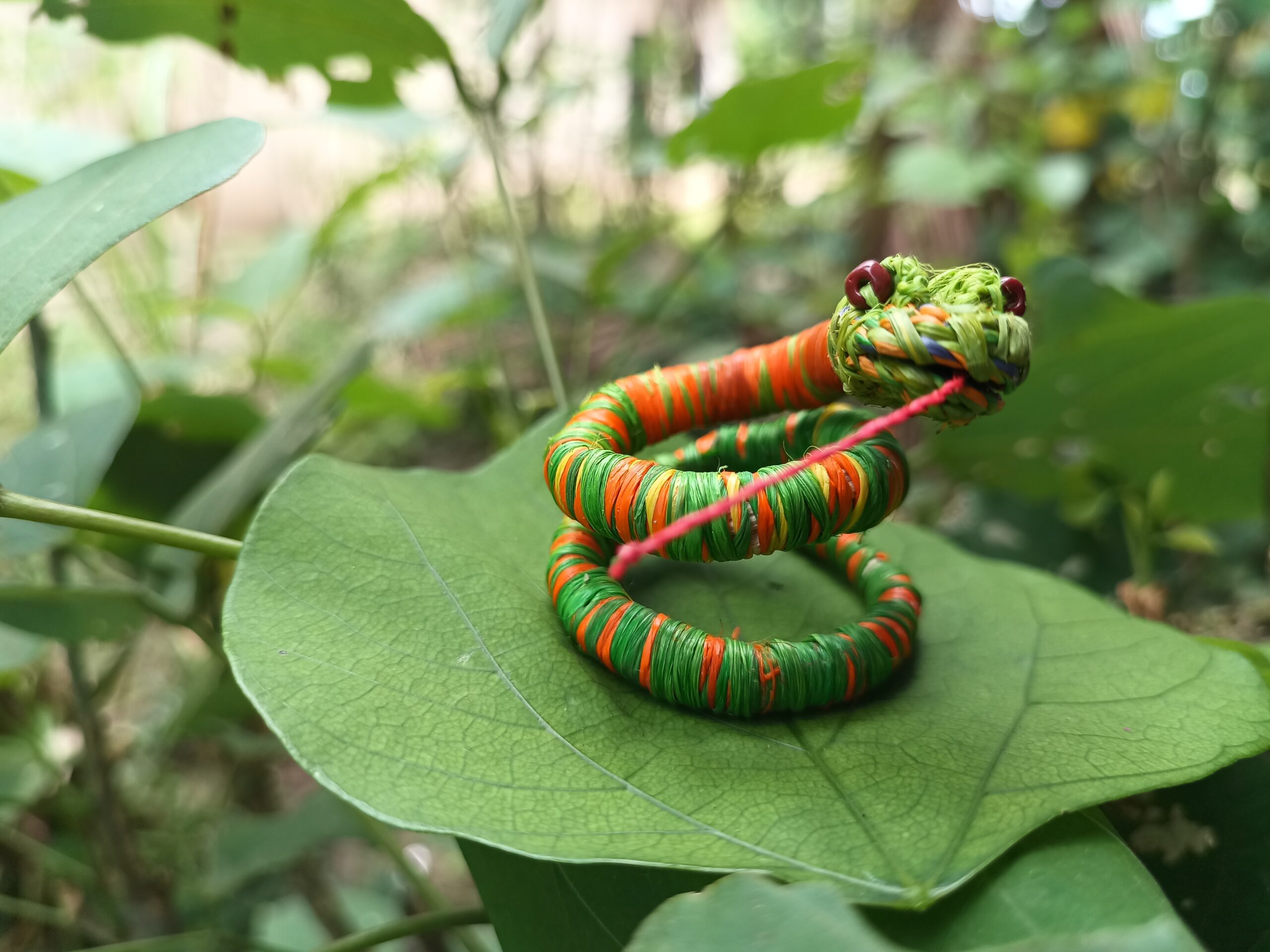 Serpiente del Amazonas artesanal elaborada a mano con fibra vegetal